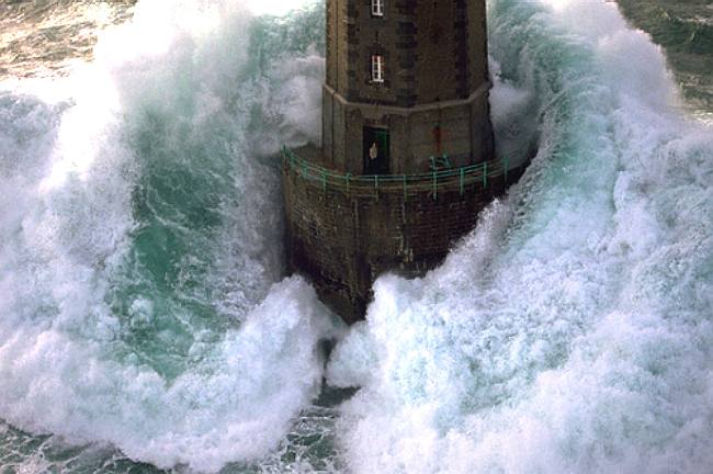 stormy_seas_lighthouse_wave.jpg