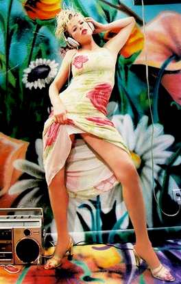 Kim Basinger - Musical escape Hawaii outfit