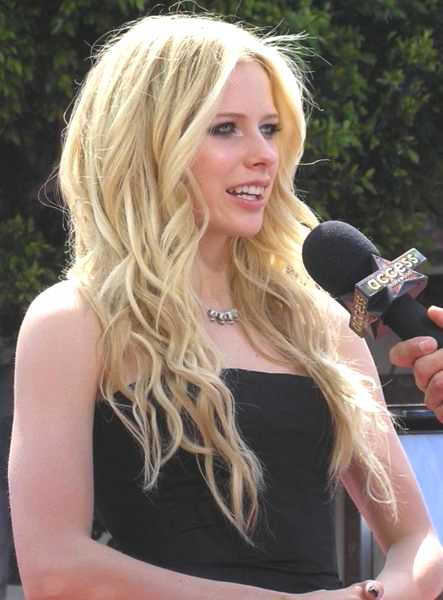 Avril Lavigne microphone interview