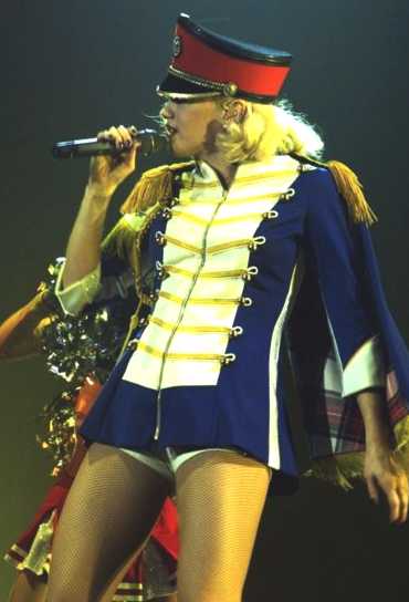 Gwen Stefani performing "Hollaback Girl" in November 2005