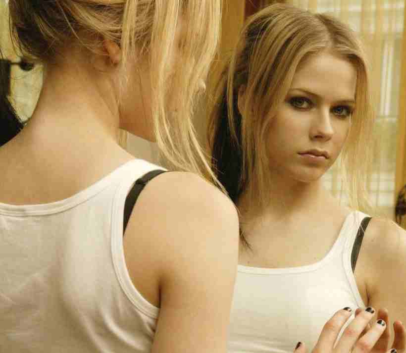 avril lavigne in the mirror