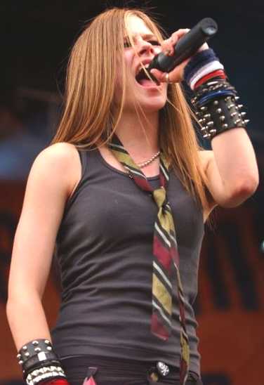 Avril Lavigne singer live on stage