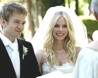 Deryck Whibley and Avril Lavigne taking wedding vows