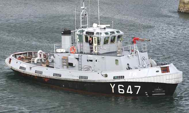 Tugboat Le Four manoeuvering in Brest harbor, France