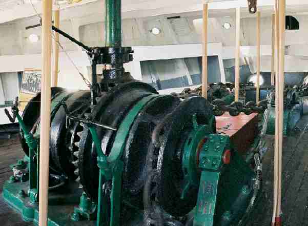 Ships windlass with dual horizontal capstans