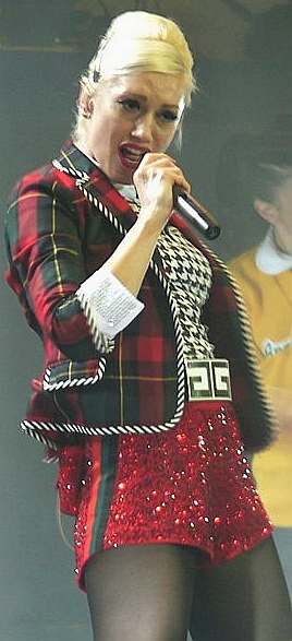Gwen Stefani performing in May 2007 wearing the G logo on a belt buckle